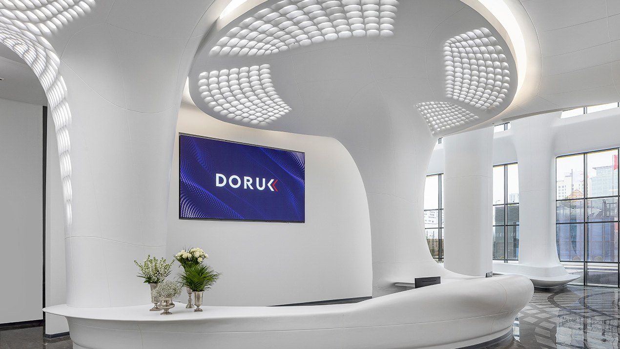 Doruk Özel Nilüfer Hastanesi giriş holü ve karşılama alanı